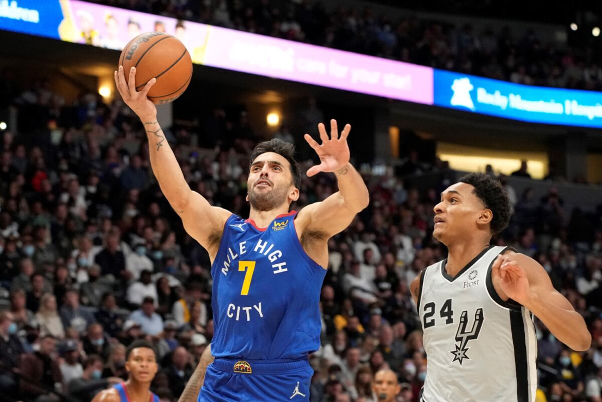 Facundo Campazzo. El base, en su segunda temporada en la NBA, protagonizó algunas jugadas con su sello ante los Spurs. (AP)