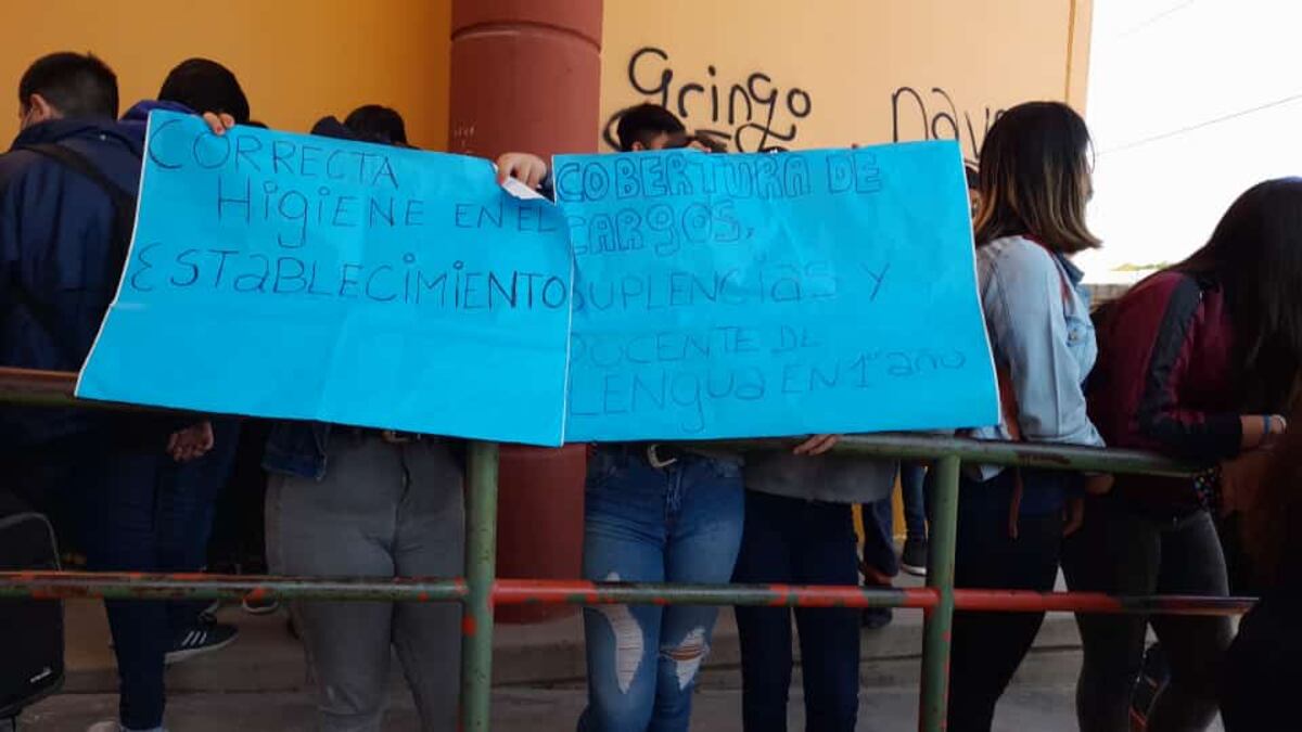 Los reclamos por mejoras edilicias al frente del colegio.