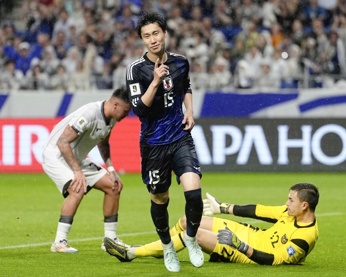Daichi Kamada, centro, de Japón, celebra después de marcar el segundo gol de su selección durante el partido de las eliminatorias de Asia rumbo a la Copa del Mundo 2026 entre Japón e Indonesia, el martes 10 de junio de 2025, en Suita, Japón. (Shohei Miyano/Kyodo News vía AP)