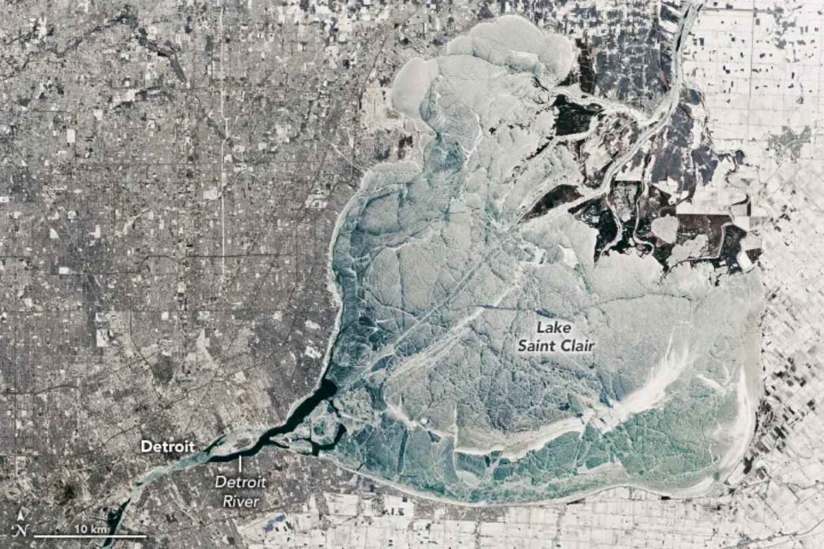 Uno congelado, otro salado y con hemisferios separados, dos lagos muy diferentes comparten la forma de San Valentín. (Nasa)