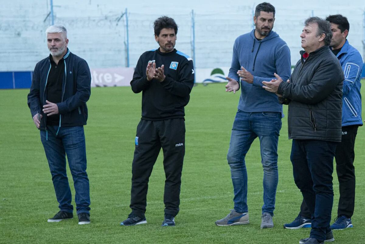 Flores fue respaldado por el presidente Alicio Dagatti, que lo confirmó en el cargo. (Foto: Prensa Estudiantes).
