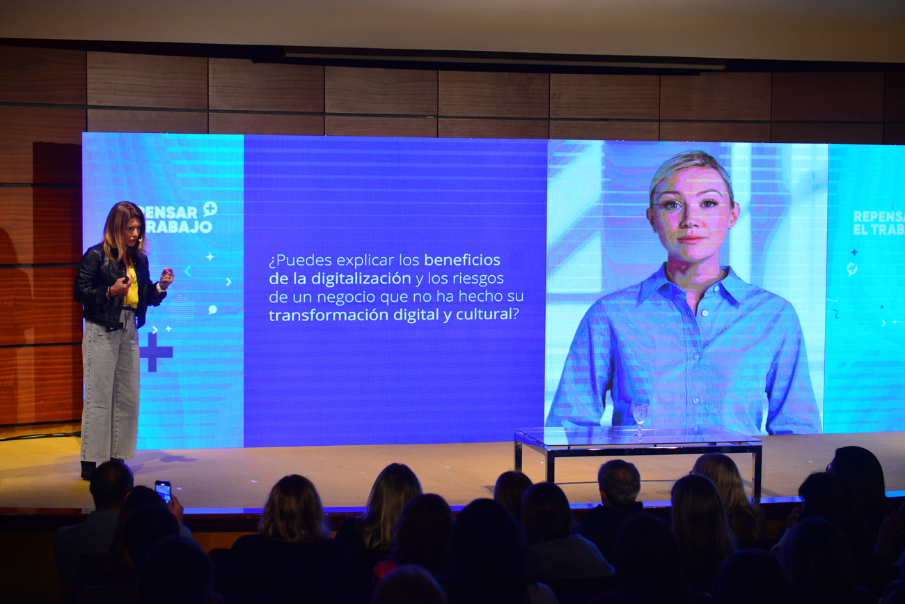 INTELIGENCIA ARTIFICIAL. Duranta la charla, Pistacchia dialogó con un avatar creado por inteligencia artificial. (Nicolás Bravo/La Voz)
