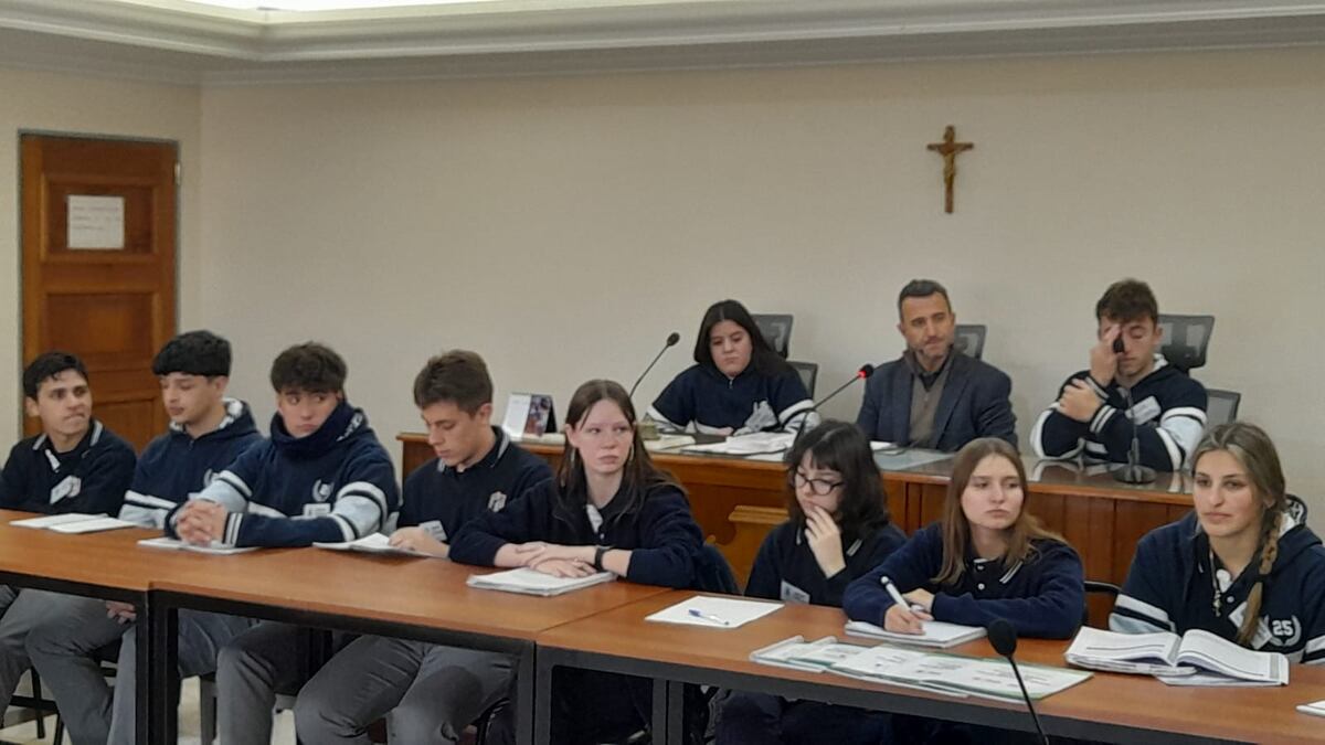 El simulacro de juicio por jurado popular, con estudiantes, en los tribunales sanfrancisqueños (La Voz)