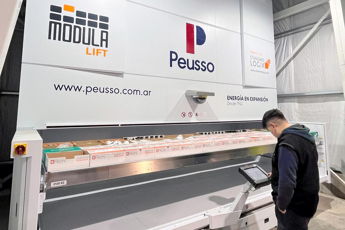 Peusso tiene un almacén vertical automatizado, que optimiza el uso del espacio, mejora la trazabilidad y reduce los errores operativos.