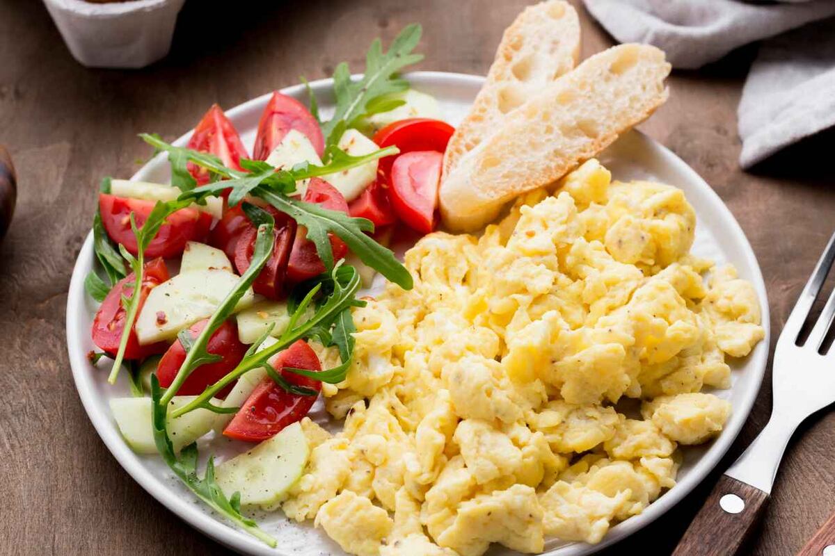 Los huevos revueltos, igual que la tortilla francesa o los huevos duros, son uno de los platos más versátiles de la cocina. (Freepik)