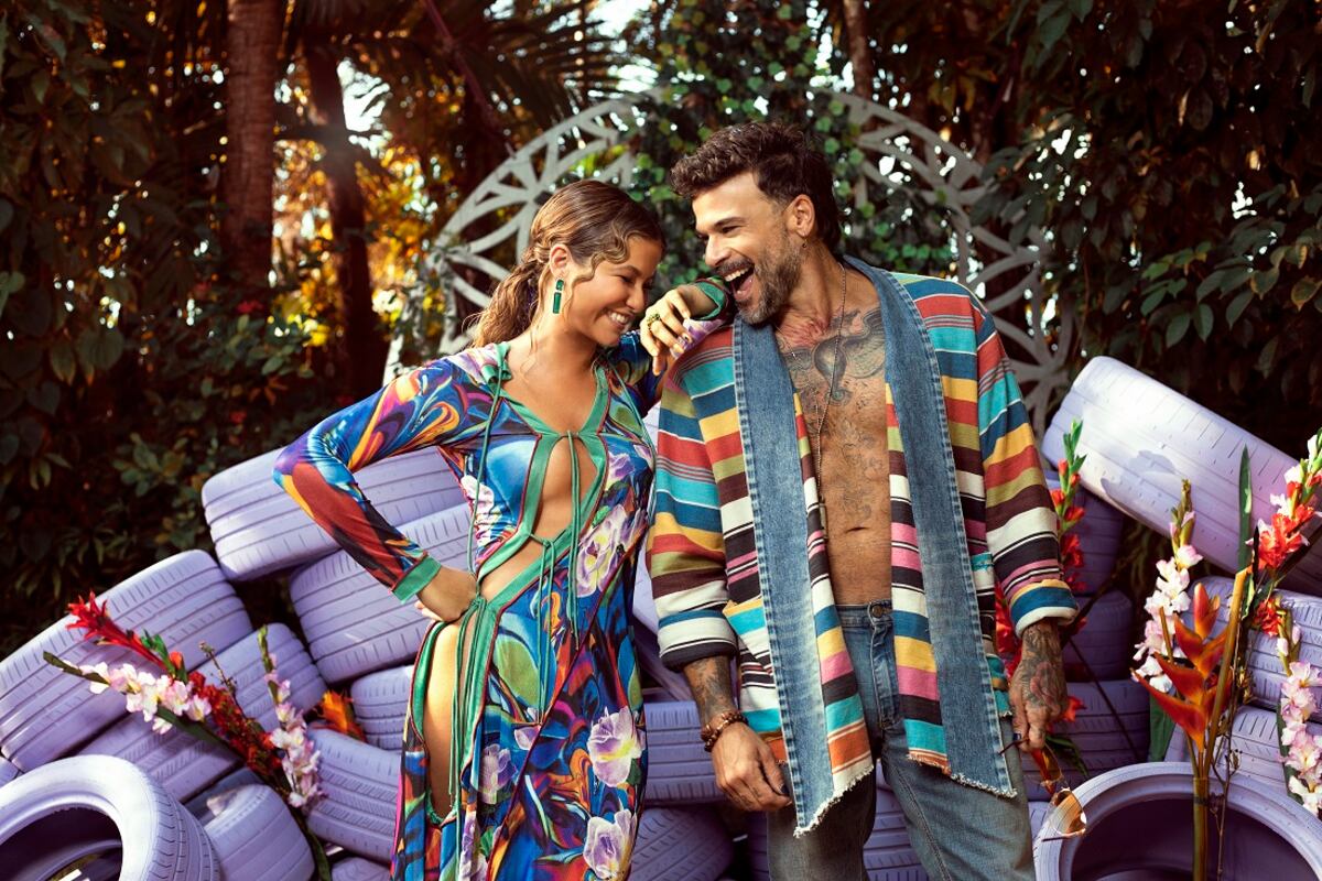 Sofía Reyes y Pedro Capó en medio de la filmación del videoclip de "Casualidad". (Gentileza prensa).