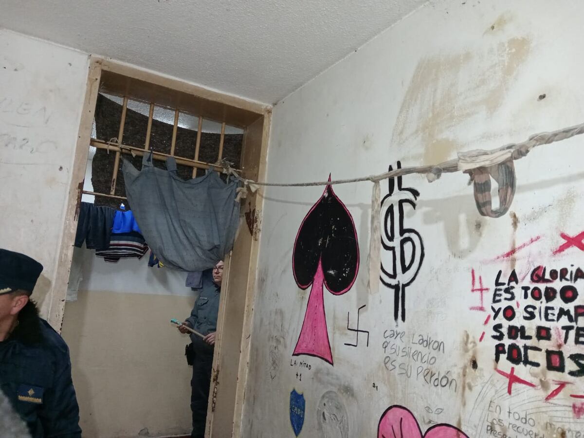 El sujeto tenía guardado en una biblia varios números de CBU, billeteras virtuales y cuentas bancarias. (Policía de Córdoba)