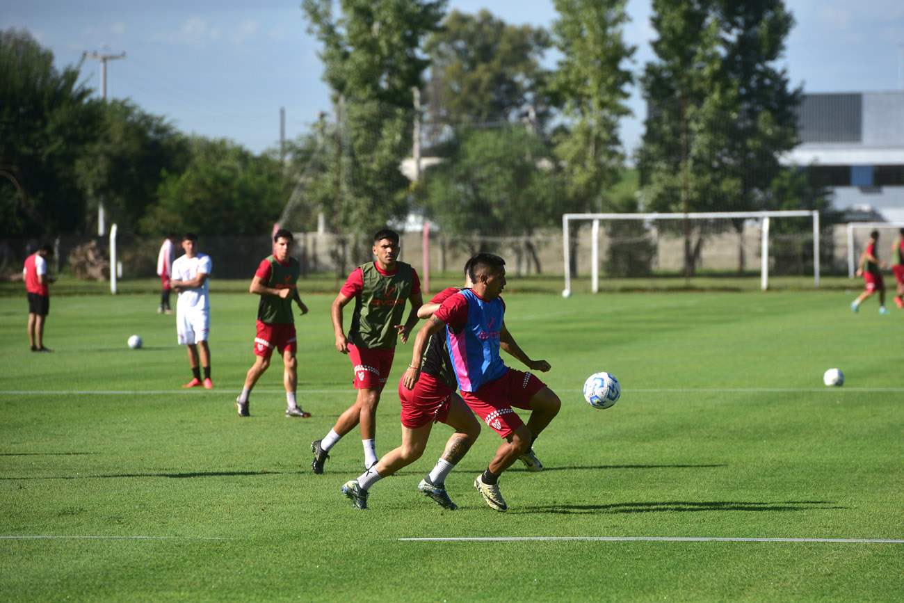 El plantel de Instituto retomó los entrenamientos en el predio de La Agustina. (Nicolás Bravo / La Voz)