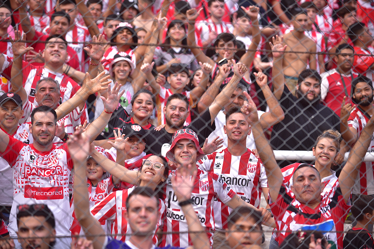 Fotos de hinchas de Instituto en el estadio Monumental en el partido ante Sarmiento de Junín para la Liga Profesional. (Ramiro Pereyra)
