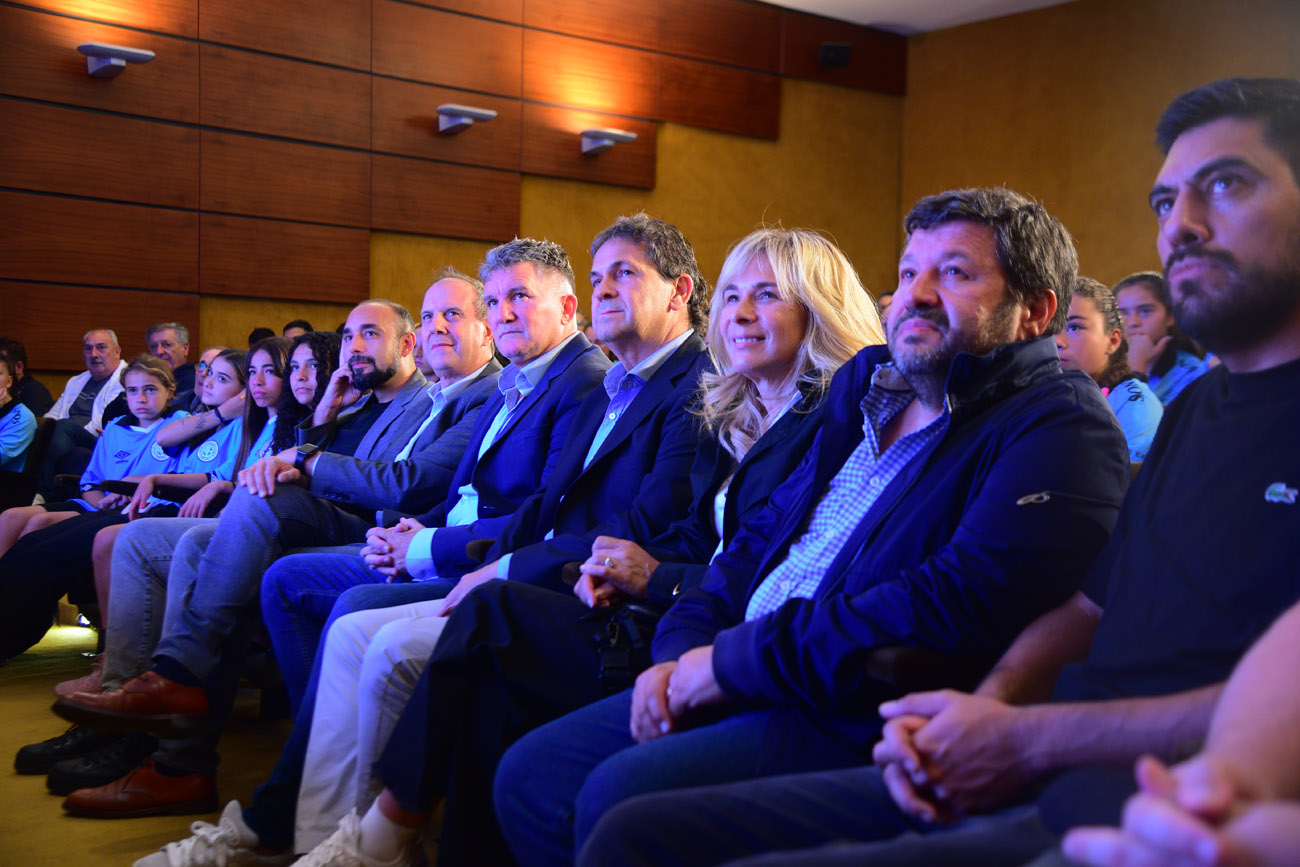 Encuentro con la Historia. El club Belgrano cumple 120 años y repasó su historia en una charla con los periodistas Gustavo Farías y Pablo Giletta en el auditorio de La Voz. (Nicolás Bravo / La Voz)