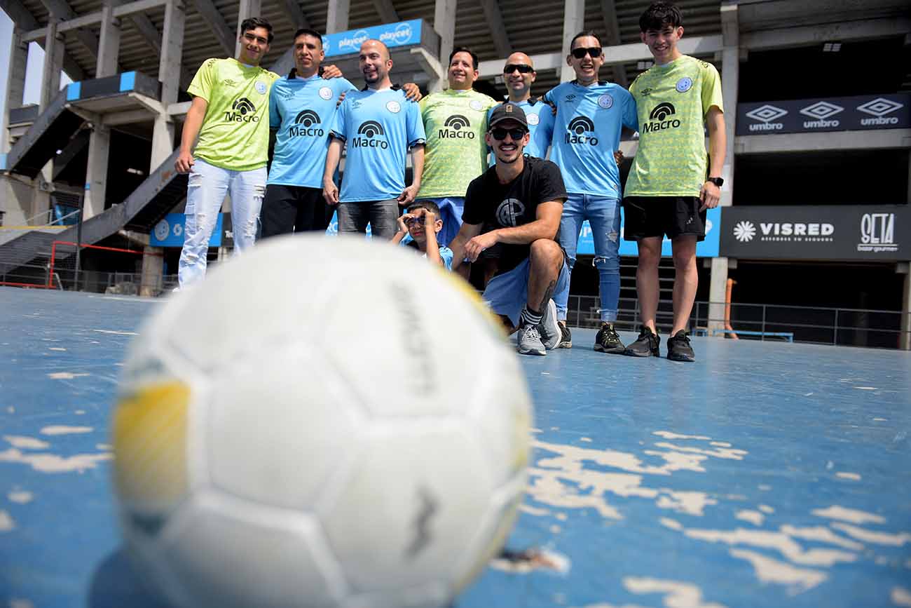BELGRANO PIONERO. El plantel de fútbol de ciegos del club organizó un encuentro de camaradería para Pirañas, su adversario por la Copa Oro. (José Gabriel Hernández / La Voz)