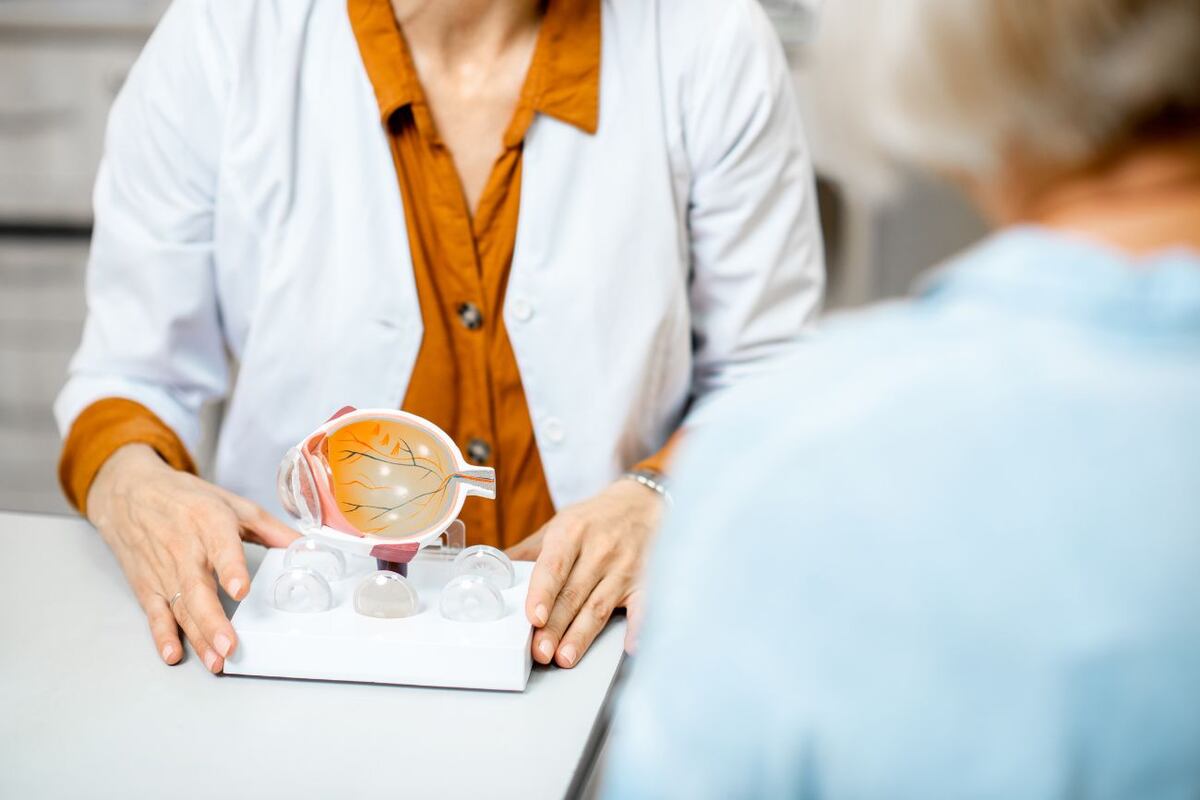 La clave para tratar la conjuntivitis alérgica es evitar o limitar el contacto con la sustancia (alergenos) que provoca el problema.