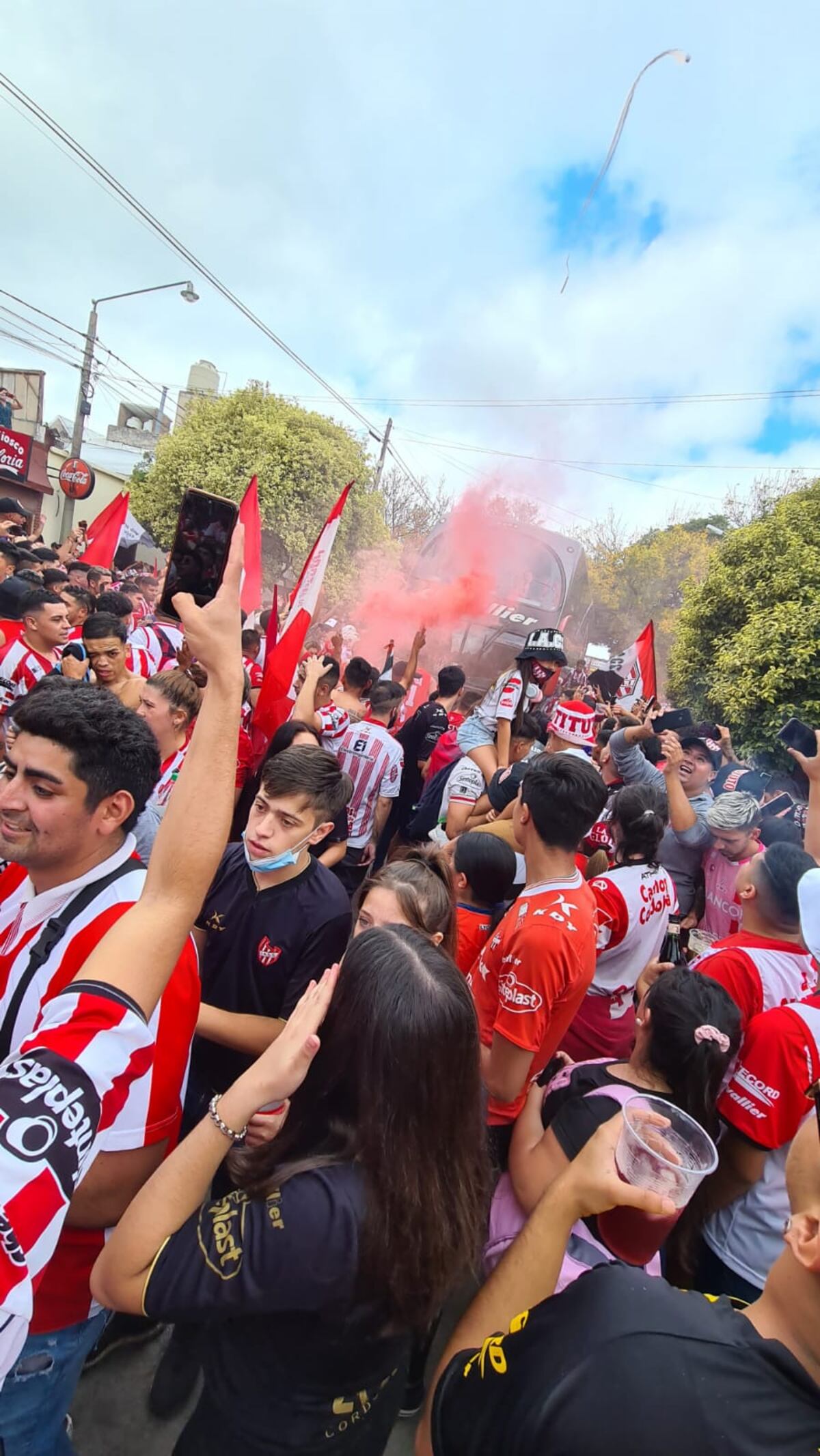 Caravana de hinchas albirrojos.