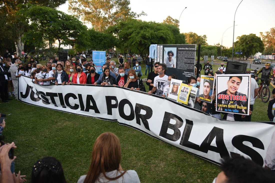 Familiares, amigos, conocidos de Valentino Blas Correas y otros ciudadanos se reunieron frente al Ministerio de Desarrollo Social para recordar y pedir justicia por el asesinato, a manos de policías. (Facundo Luque)