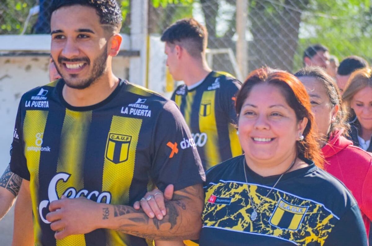 Los jugadores de Primera de Unión Florida salieron a la cancha junto a sus madres. (Prensa Unión Florida).