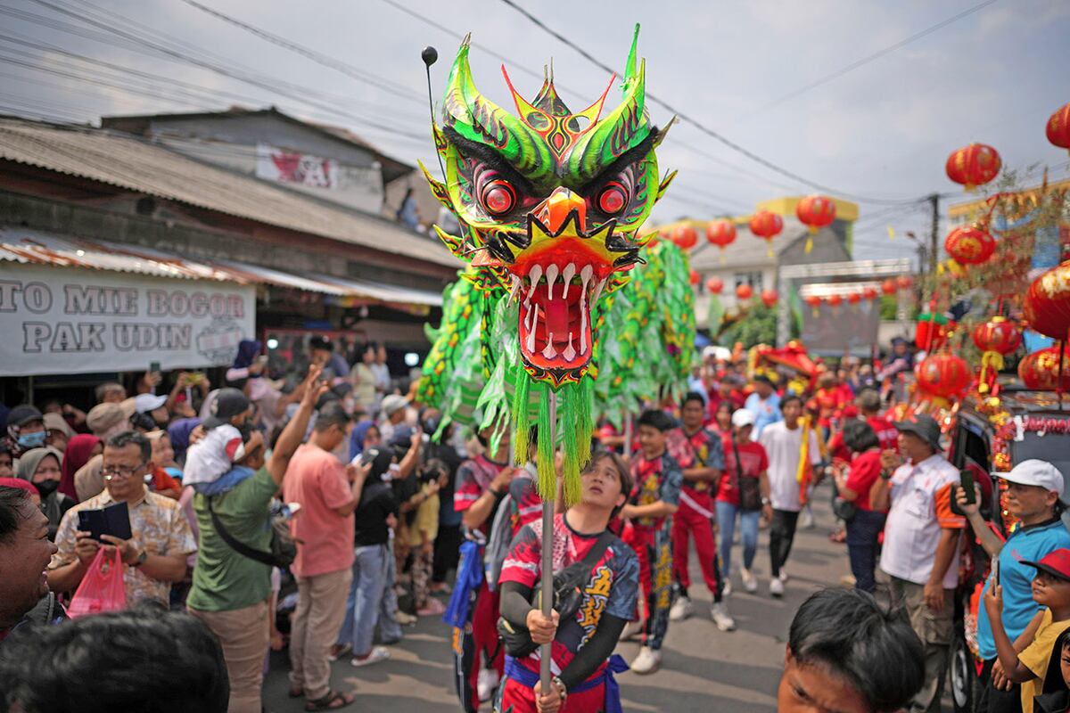 Bailarines desfilan con un títere de dragón durante el festival Cap Go Meh, un evento anual que se lleva a cabo el día 15 después del Año Nuevo chino para marcar el final de su período de celebración, en Bekasi, Indonesia, el miércoles 12 de febrero de 2025. (Foto AP/Dita Alangkara)