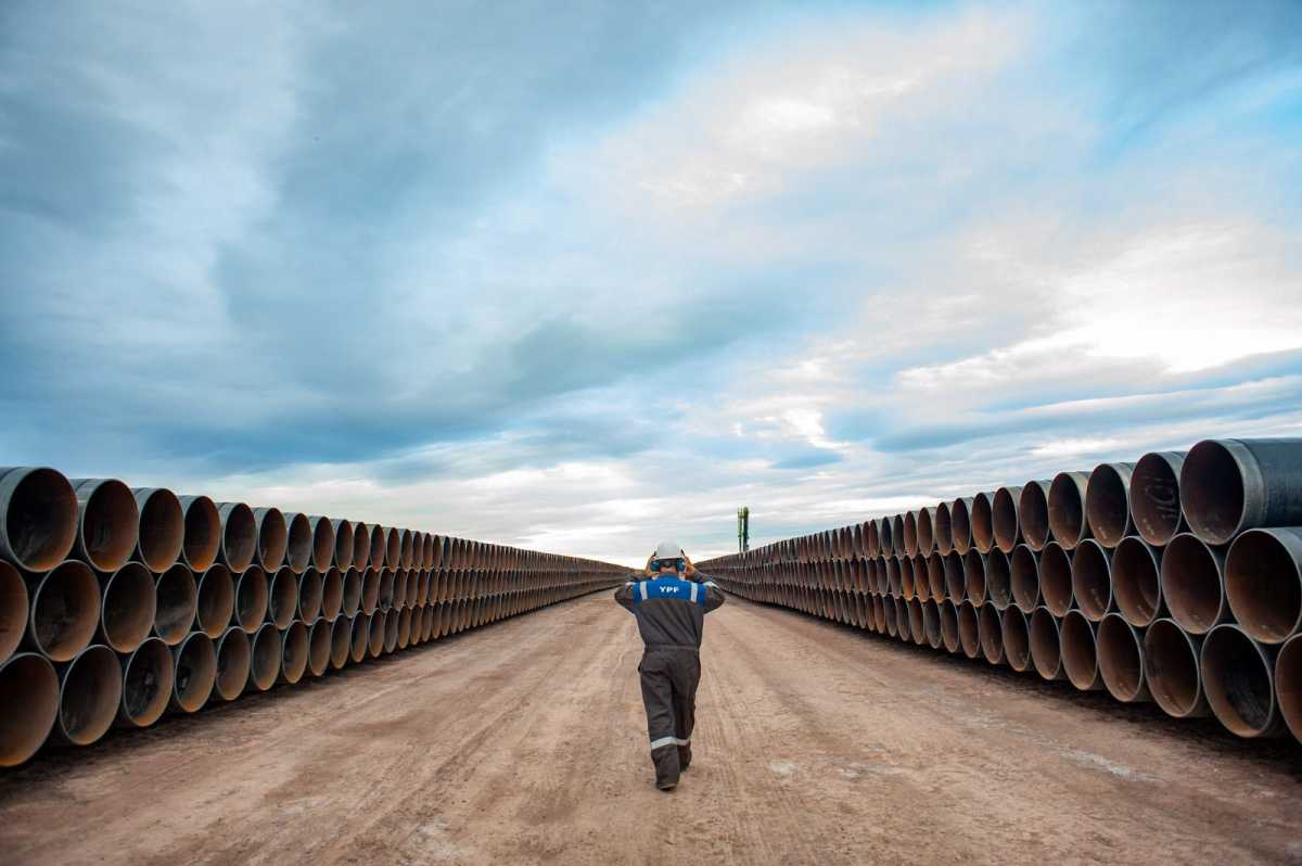 INSUMOS. La provisión de caños, entre las principales para la construcción de ductos. (NA)