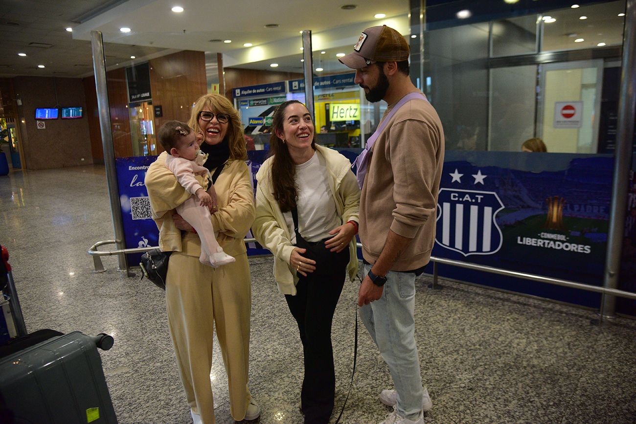 Familia que llegó de Israel al aeropuerto de Córdoba
foto: Pedro Castillo / La Voz