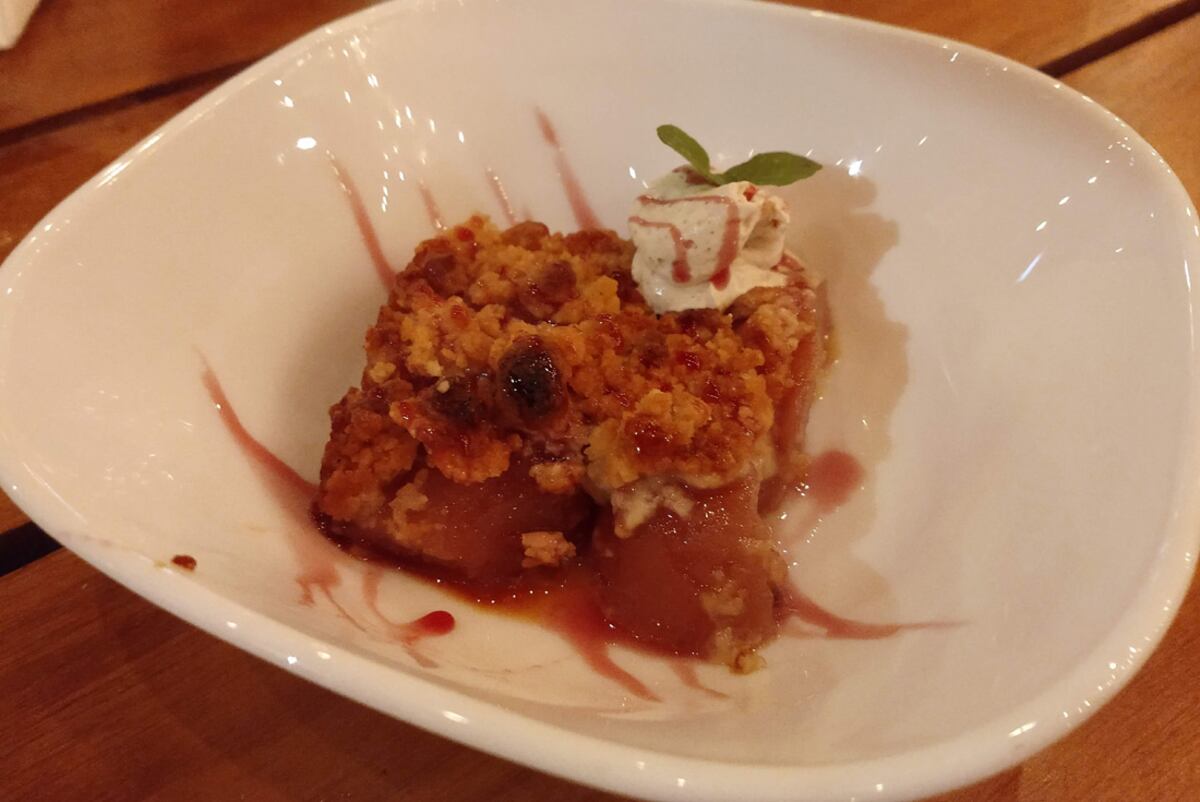 Crumble tibio de peras al malbec.