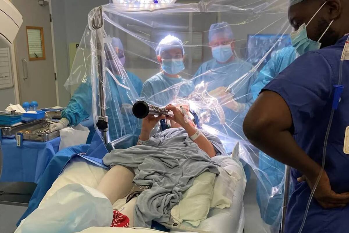 Tocó el clarinete mientras le operaban el cerebro para guiar a los cirujanos. (Gentileza)