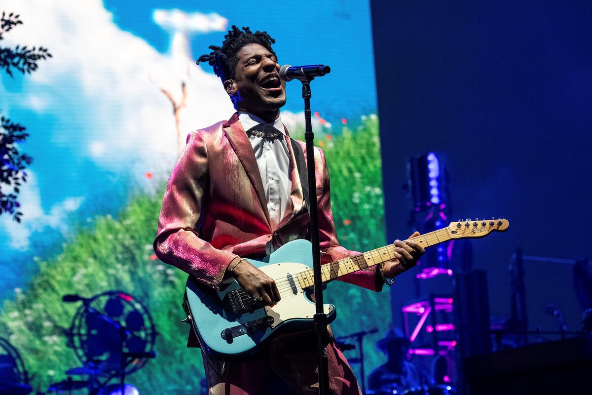 Jon Batiste, a pleno durante su show en el Coachella 2024. (AP)