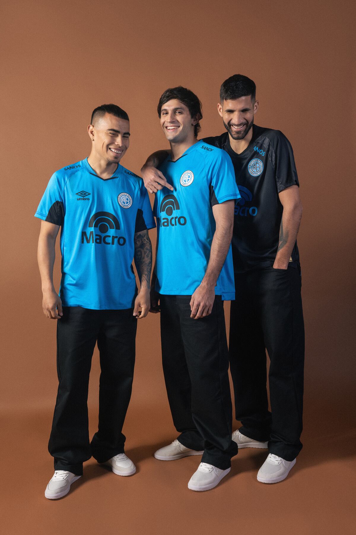 Las fotos de Belgrano con los detalles de sus nuevas remeras. (Prensa Belgrano)