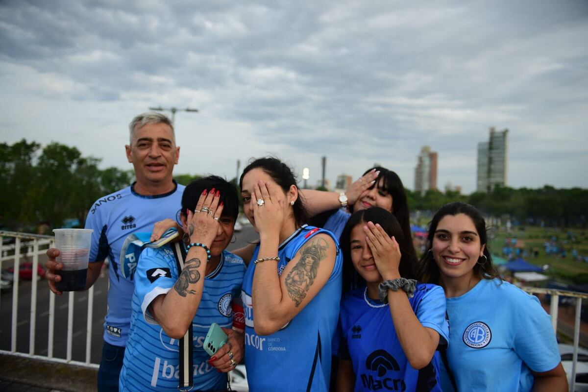 Belgrano: Los hinchas en la previa del partido frente a Argentinos Juniors por una de las semifinales de la Copa Argentina, en Rosario. (José Hernández / La Voz)