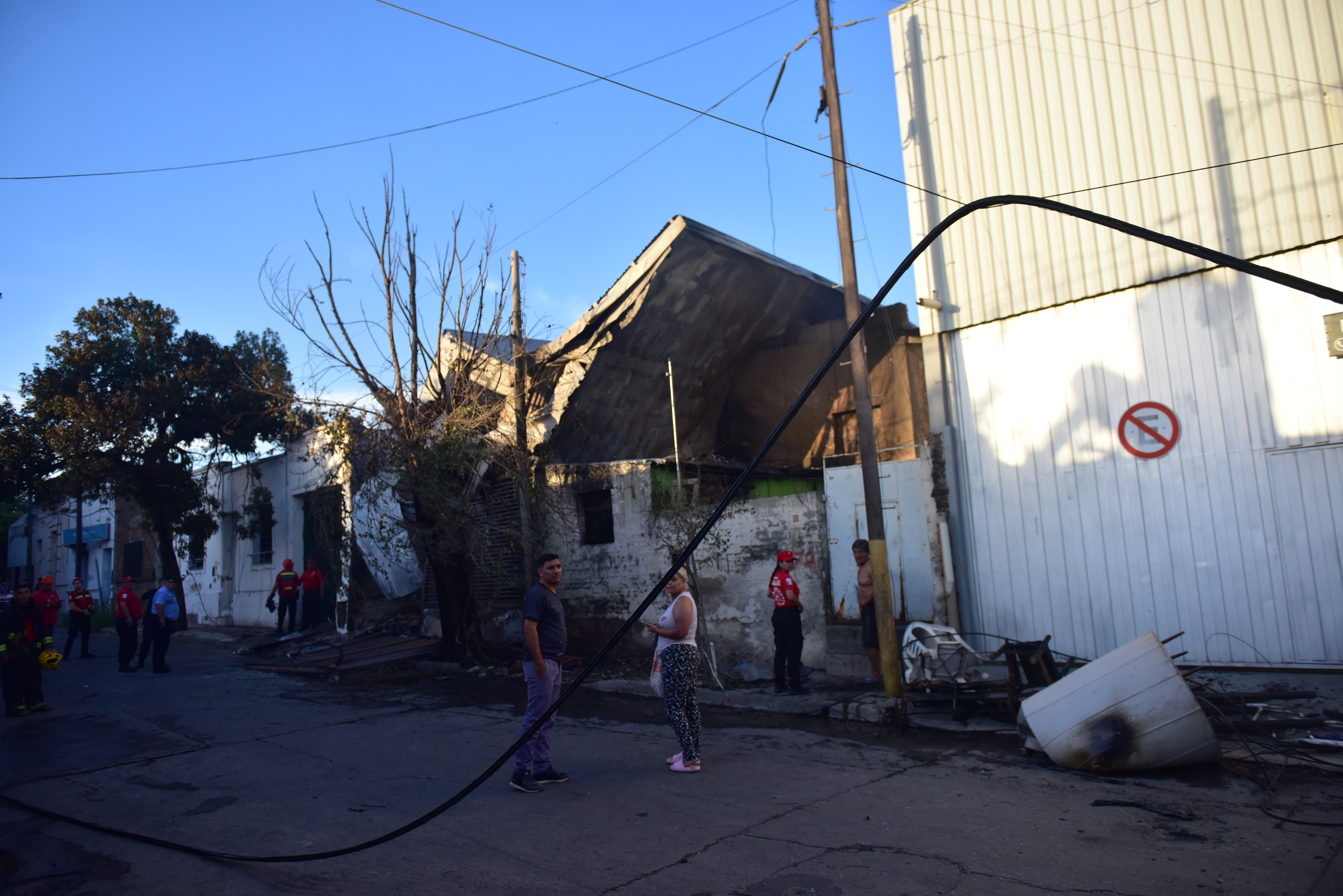Incendio en una pensión en Barrio San Martín con el saldo provisorio de dos muertos y varios heridos. Foto Javier Ferreyra