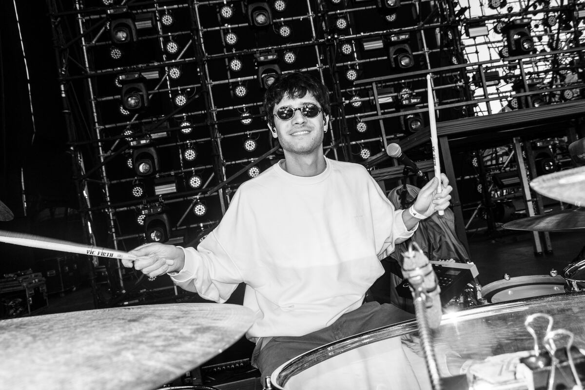 Tomás Luján, el baterista cordobés que brilla en la banda de Lali Espósito. (Gentileza Guido Adler).