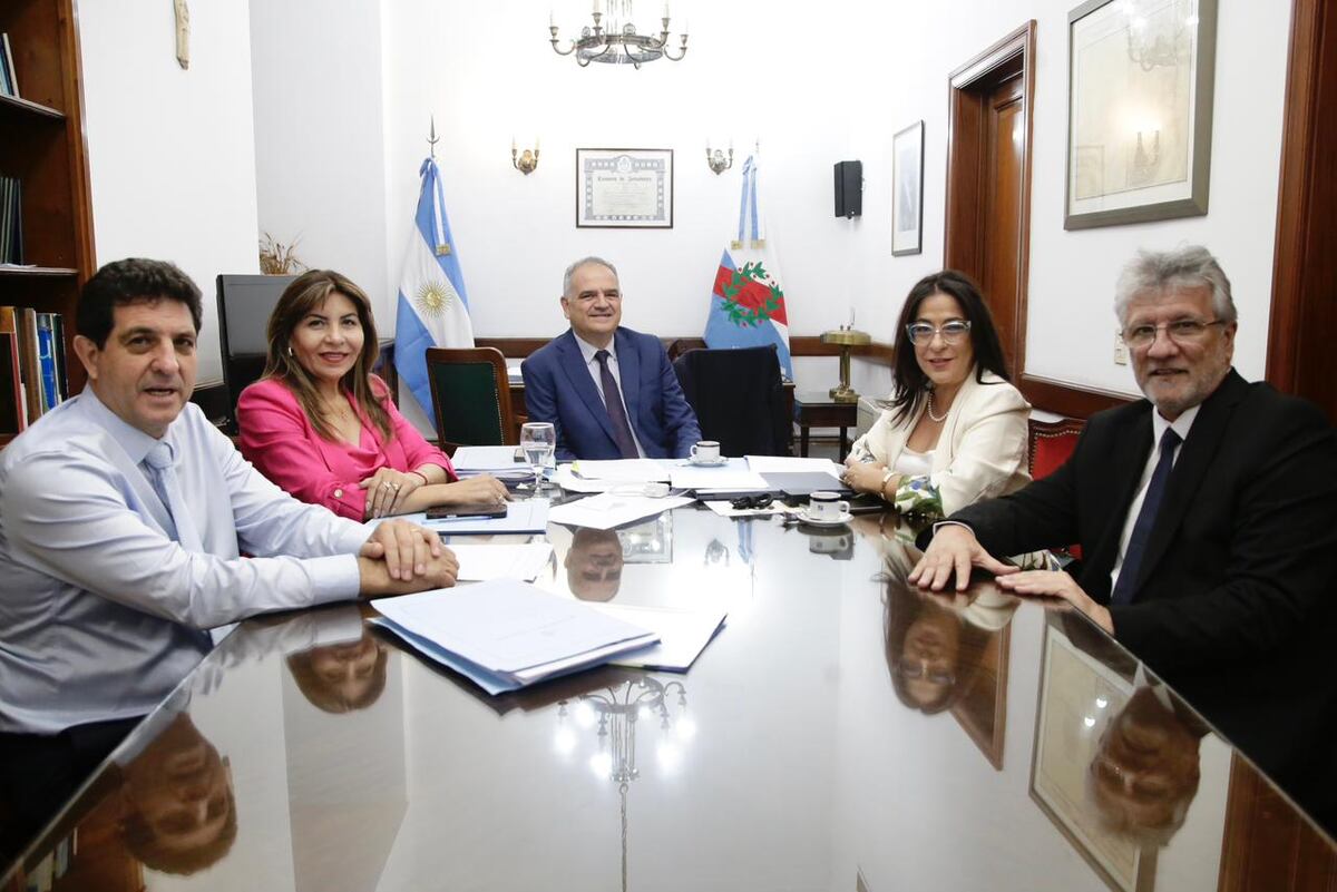 De izquierda a derecha, los senadores de Convicción Federal Fernando Rejal (La Rioja), Sandra Mendoza (Tucumán), Fernando Salino (San Luis), Carolina Moisés (Jujuy) y Guillermo Andrada (Catamarca)