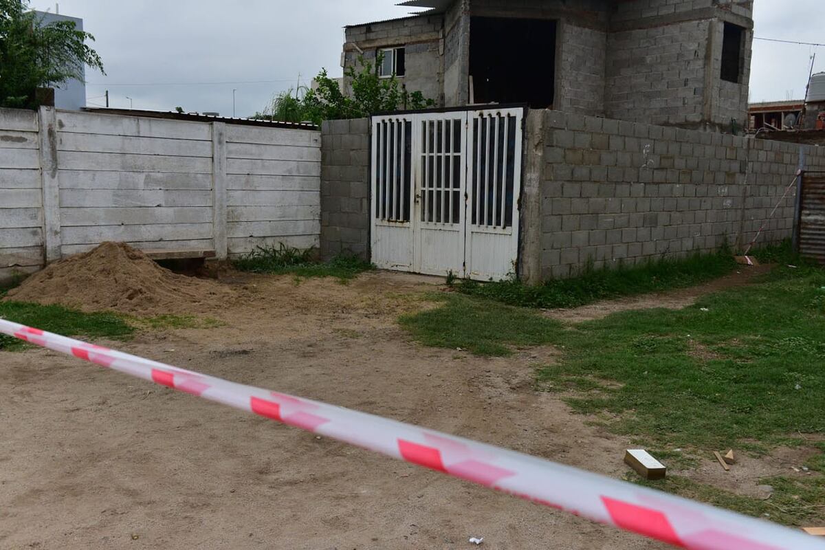 Dos muertos luego de agredirse a balazos en barrio Marqués Anexo de la ciudad de Córdoba. ( José Hernández / La Voz)