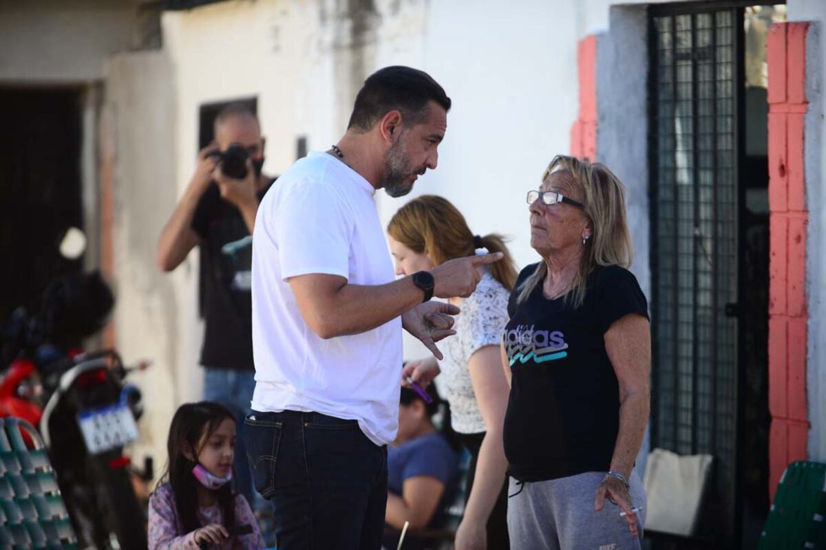 El 13 de octubre, Miguel Siciliano en el centro operativo que se dispuso en la sede del centro vecinal de Villa Páez (José Gabriel Hernández / La Voz / Archivo)