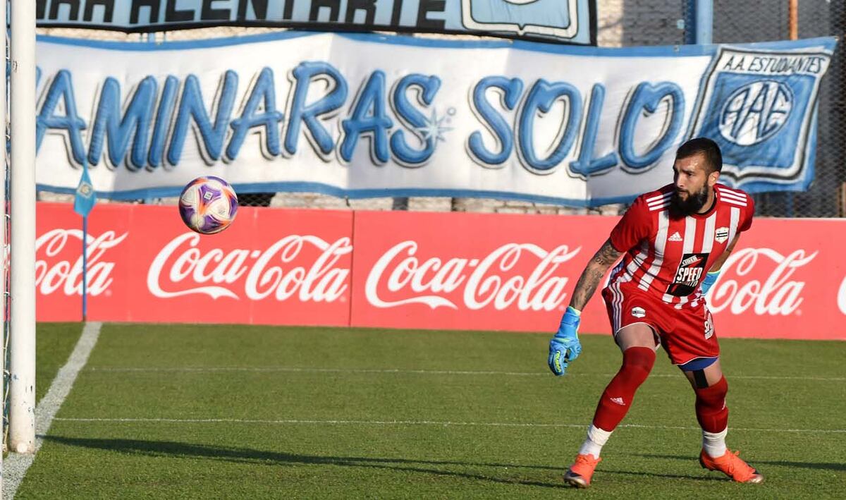 La secuencia de su golazo ante Deportivo Riestra. (Tomy Fragueiro / La Voz)