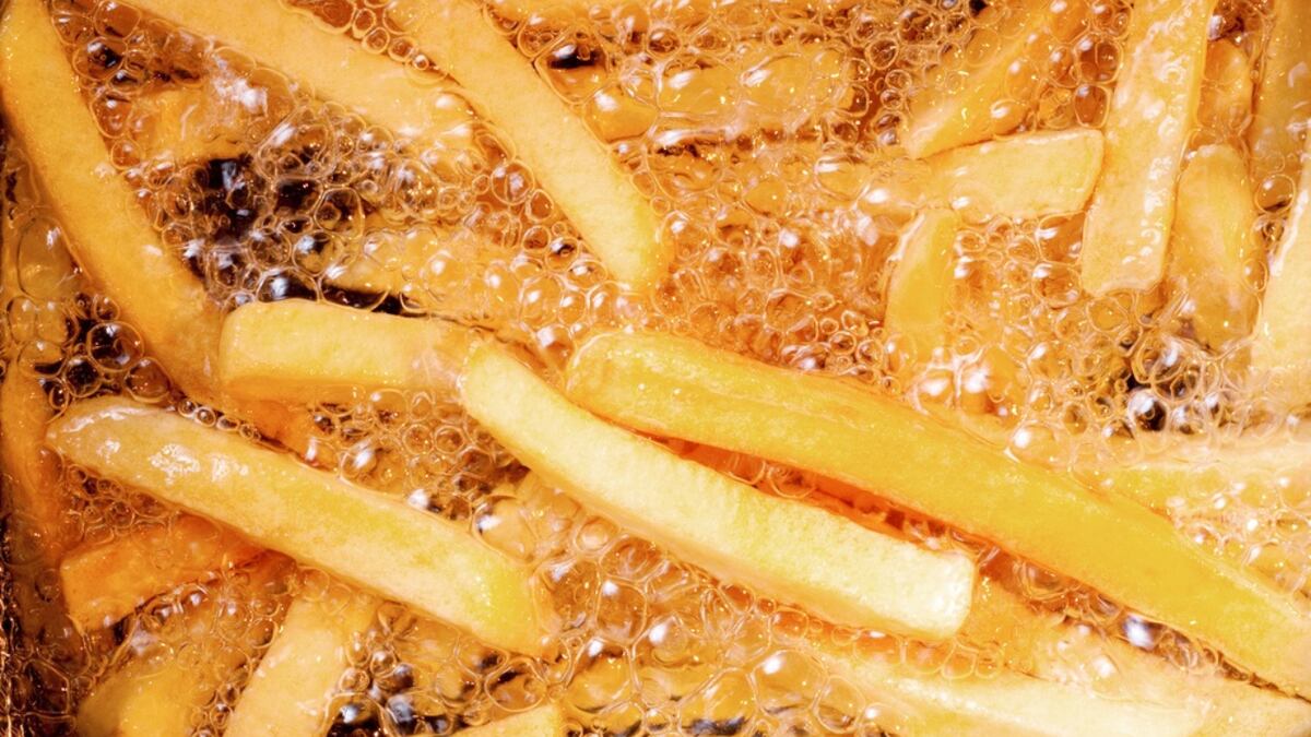 Papas fritas en aceite.