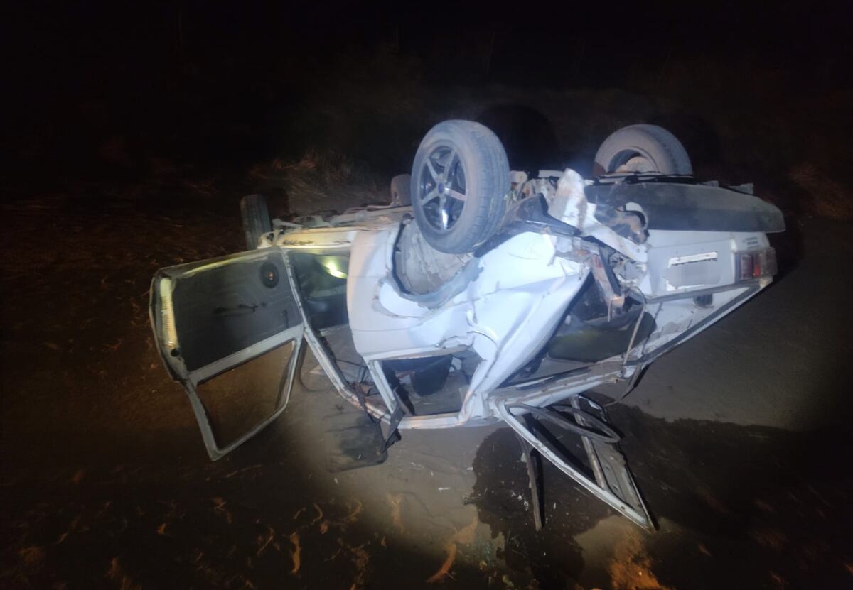 El auto que despistó y volcó en el sur de Córdoba.