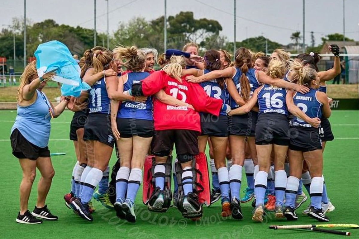 La selección festeja en Ciudad del Cabo, donde se consagró campeona mundial +45. (Gentileza Inés Paolasso)