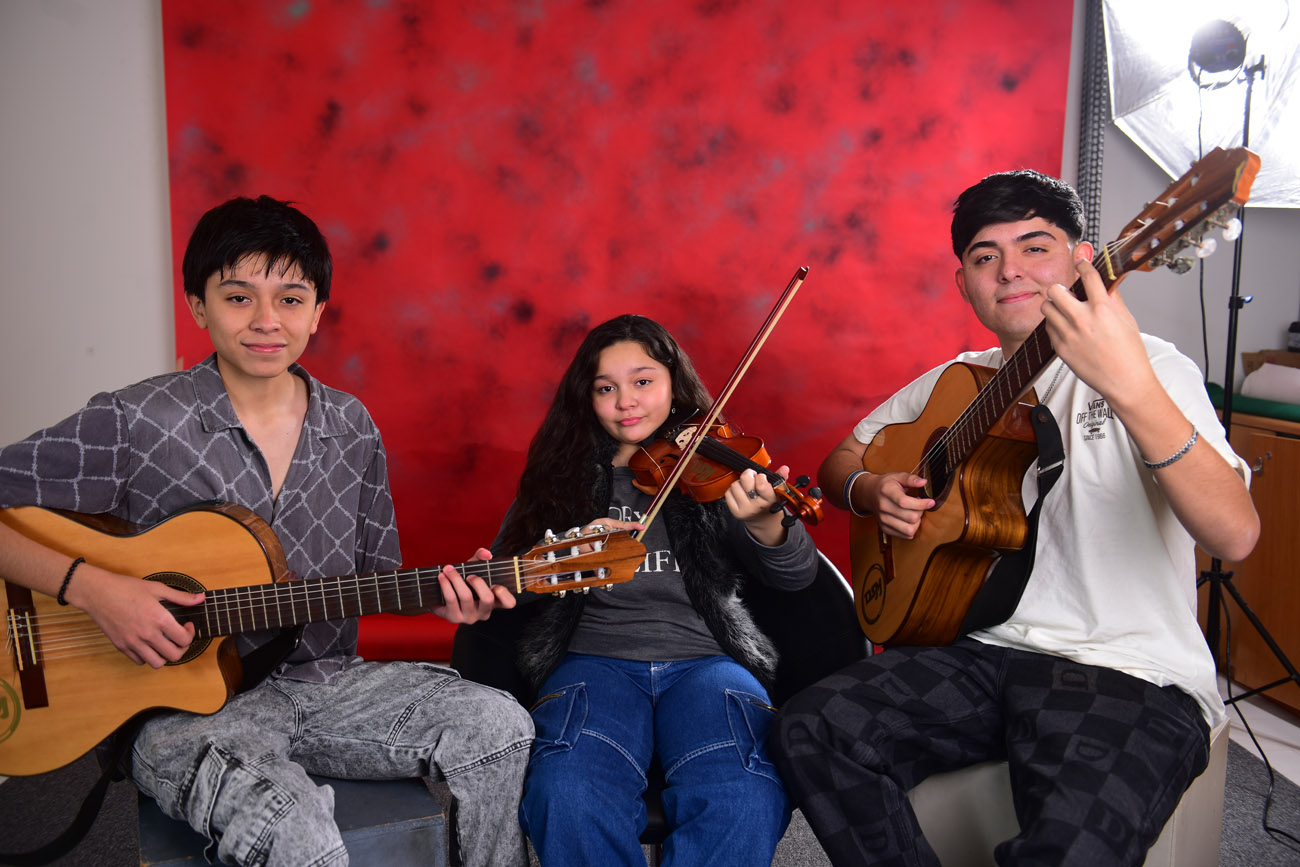 Leonardo, Carolina y Alejandro Pasten, tres hermanos unidos por la pasión por el folklore. (Nicolás Bravo / La Voz)