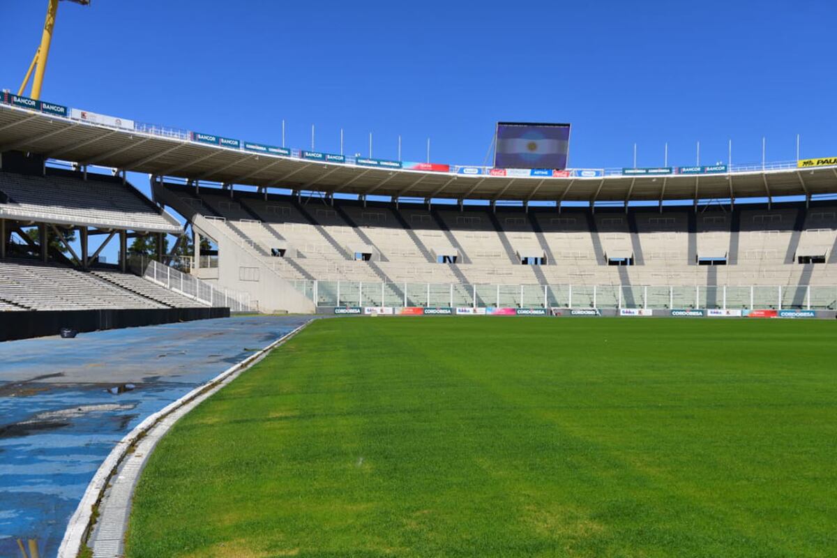El estadio Mario Alberto Kempes trabaja en el mantenimiento del campo de juego para recibir el River - Boca de los cuartos de final de la Copa de la liga Profesional. (José Gabriel Hernández)