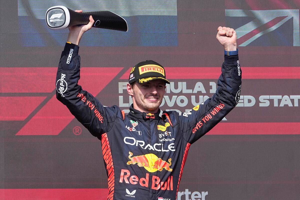 El neerlanés Max Verstappen, de Red Bull, celebra en el podio luego de ganar el Gran Premio de Estados Unidos en el Circuito de las Américas, en Austin. (AP)