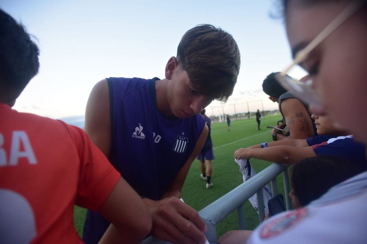 Talleres: el entrenamiento abierto reforzó el vínculo entre el plantel y su gente, en una tarde marcada por el viento y el aliento constante. (Javier Ferreyra / La Voz)