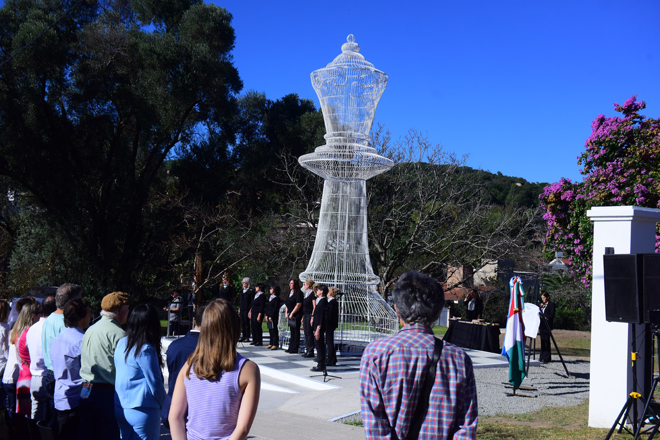 Río Ceballos inauguró la pieza de ajedrez más grande del mundo, la escultura Dama Blanca.  (José Gabriel Hernández / La Voz)
