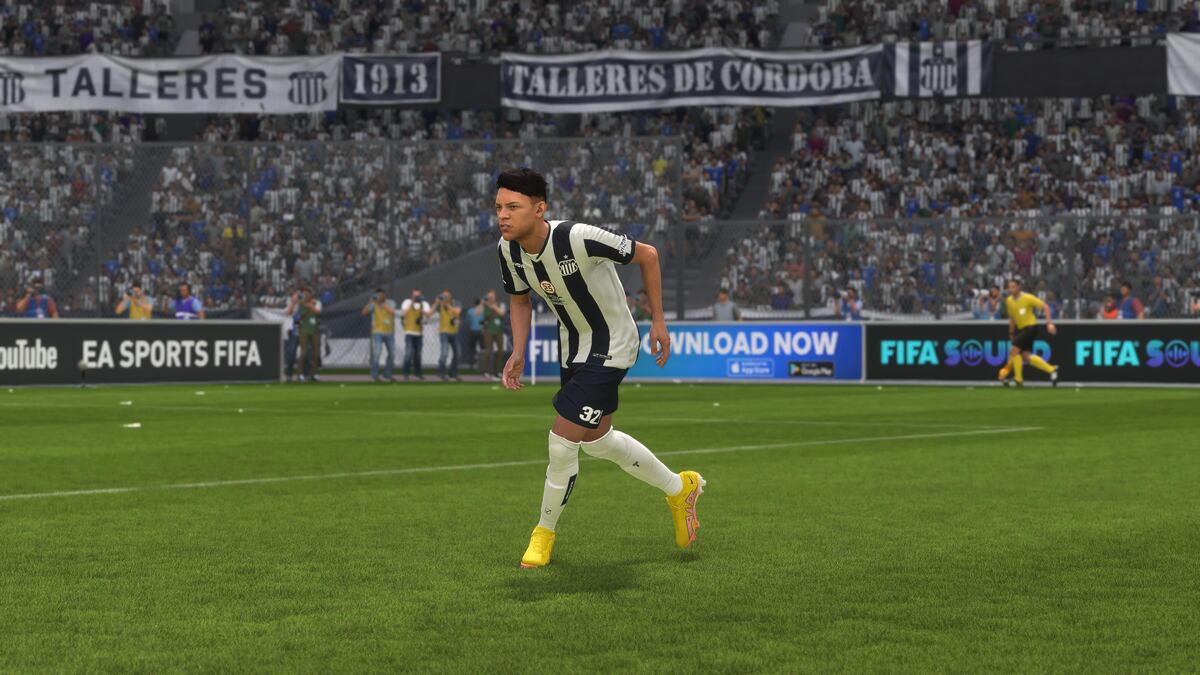 MATÍAS ESQUIVEL. Capturas de imágenes en una Playstation 5 de cómo se ve Talleres en el videojuego Fifa 23.