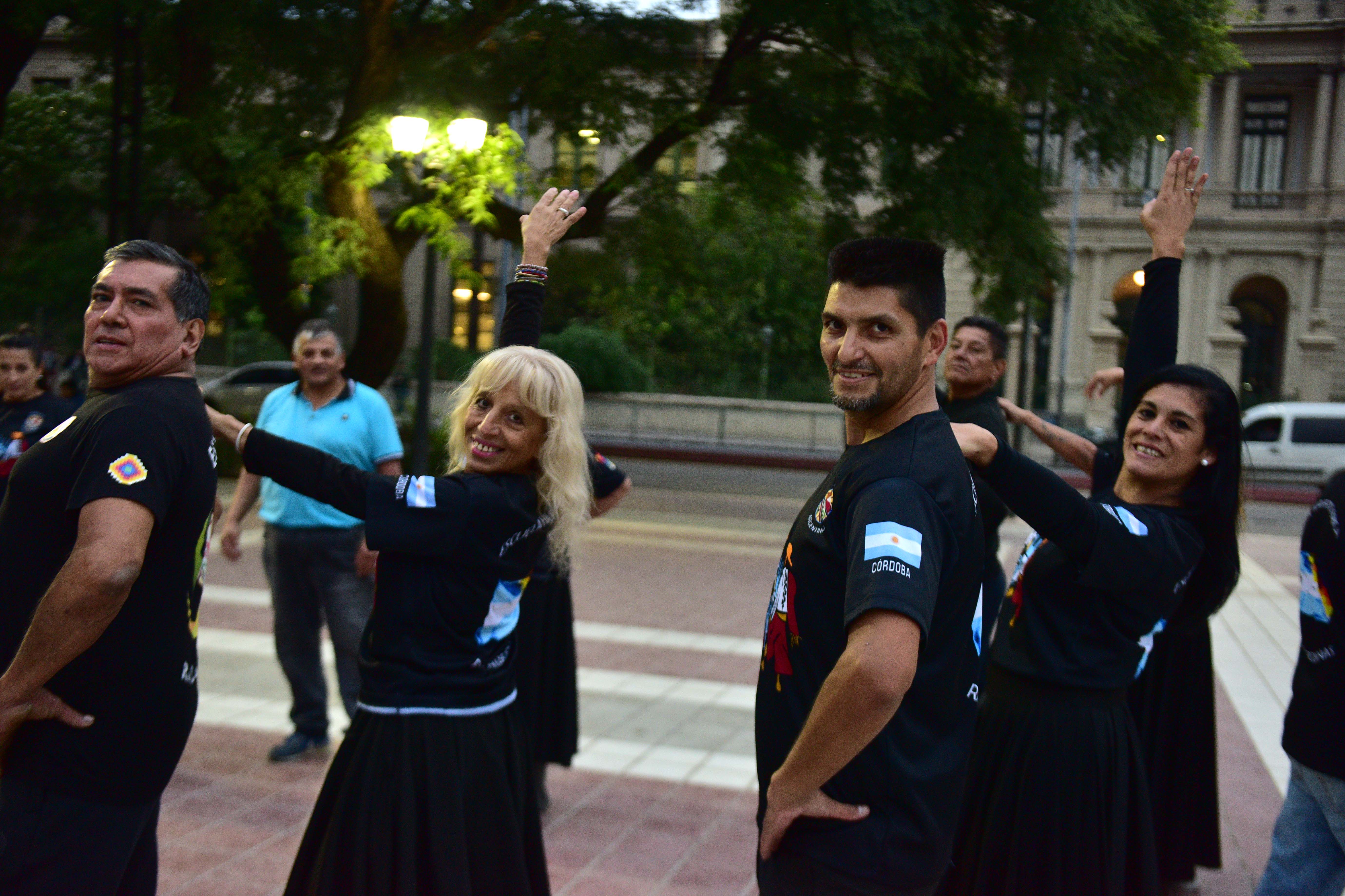 Folclore en la Plaza Colón. La historia de Raíces Argentinas, el grupo que baila en el centro de Córdoba. (José Gabriel Hernández/La Voz)