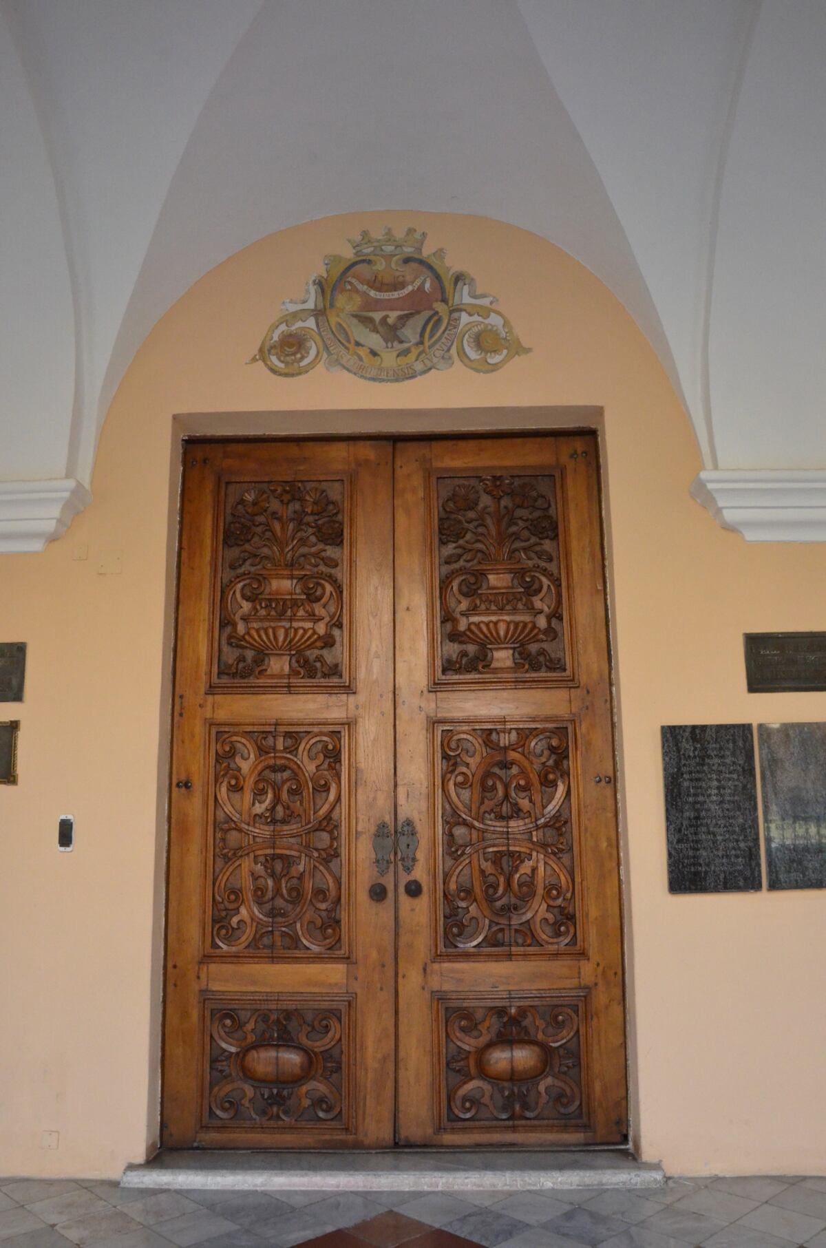 Puerta principal del Salón de Grados del Antiguo Raectorado de la UNC. (Gentileza)