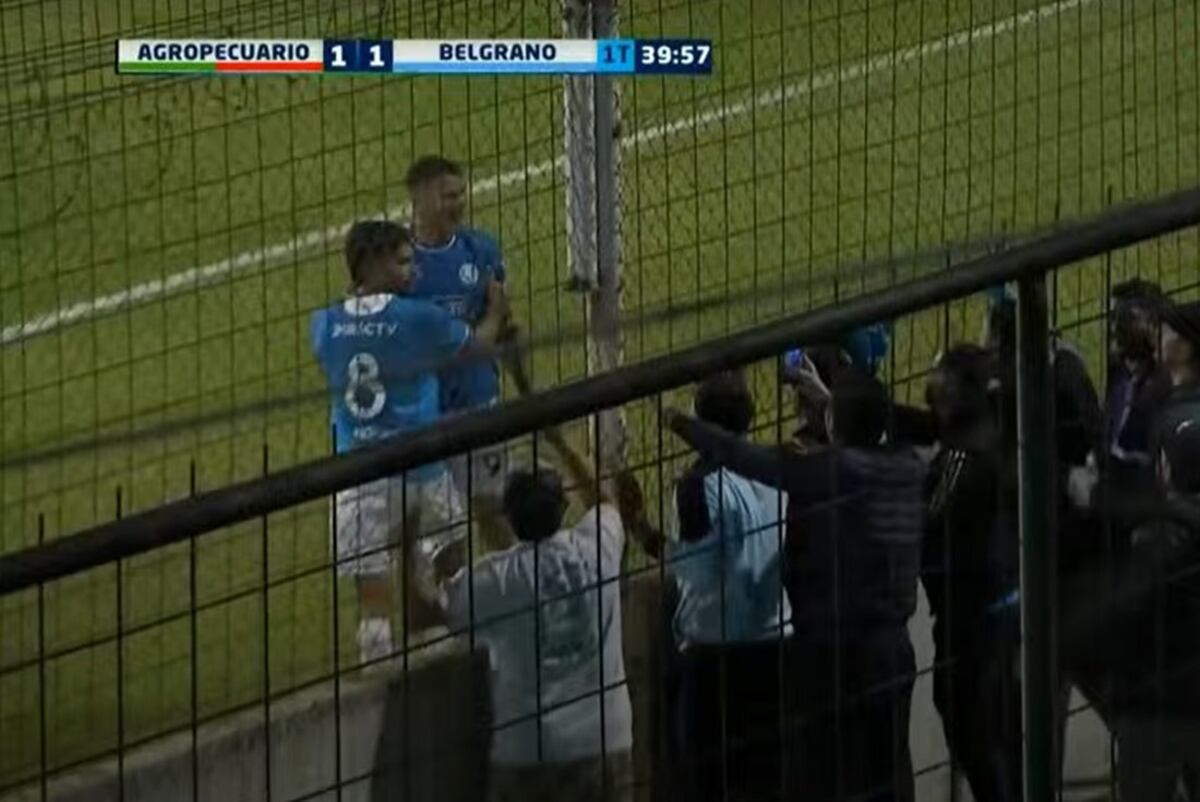 Vegetti reacciona ante los allegados de Belgrano en la cancha de Agropecuario. (Captura de TV)