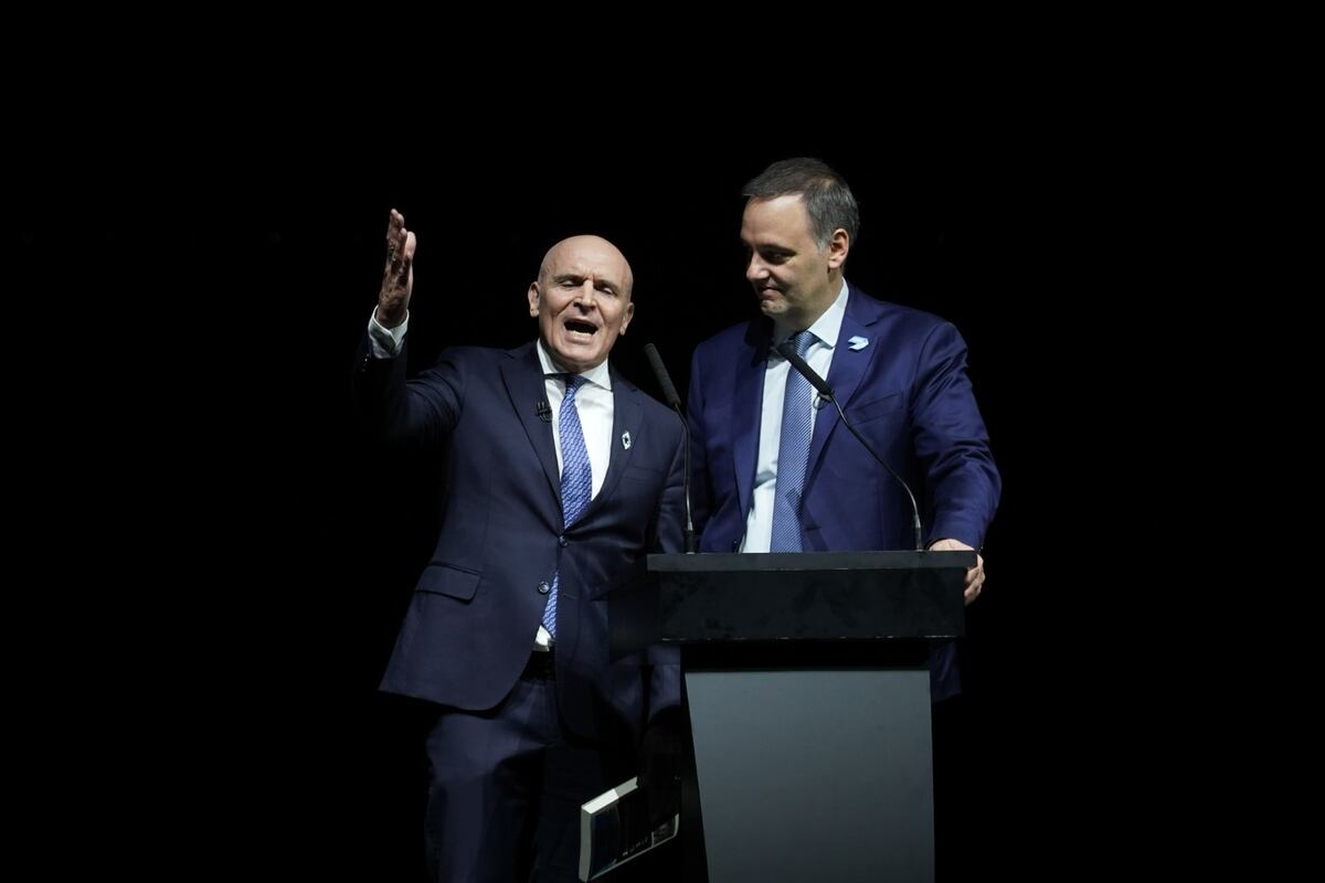 José Luis Espert y Manuel Adorni, en el Luna Park, en la presentación de Javier Milei. (Federico López Claro)