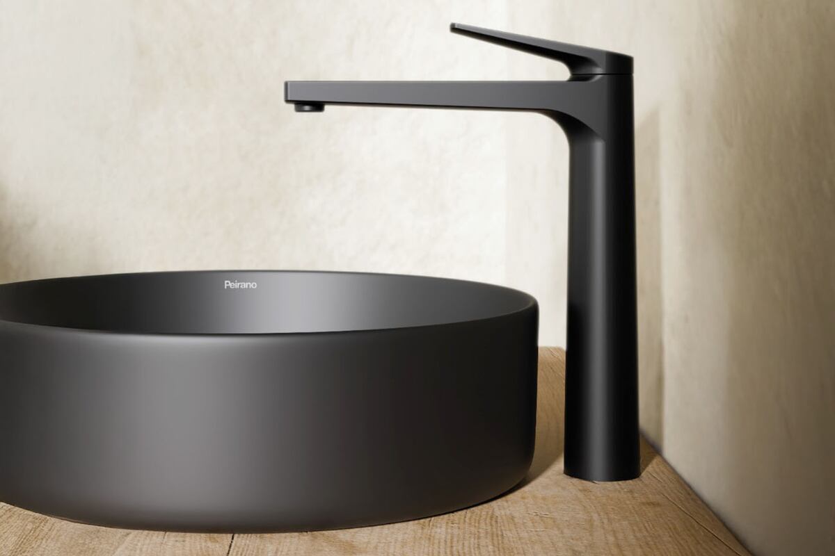 Línea Wave Black: Grifería Peirano para lavatorio alto.