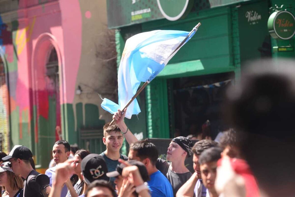 La emoción en las calles por el partido de la selección contra Croacia. (Javier Ferreyra / La Voz)