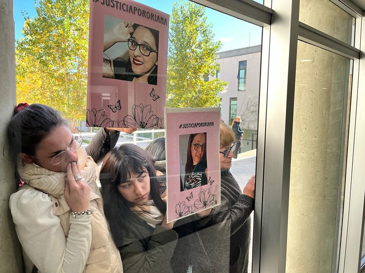 Río Cuarto. Familiares de Oriana afuera de los tribunales (Tomy Fragueiro/La Voz).