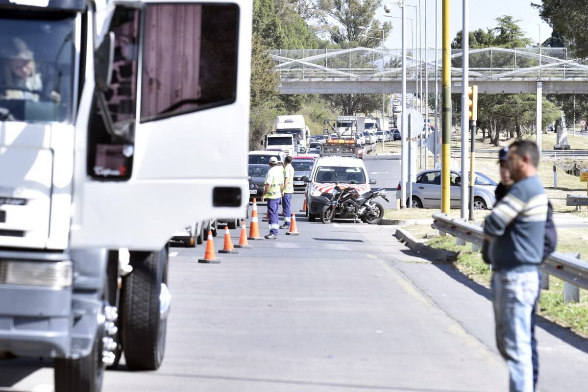 Un camión atropelló a un peatón que circulaba por la calle, aparentemente en estado de ebriedad, en Avenida Ejército Argentino. (Ramiro Pereyra / La Voz)